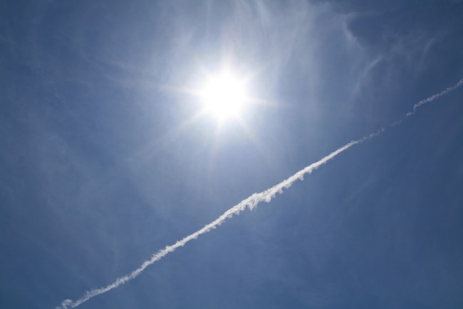 太陽と飛行機雲